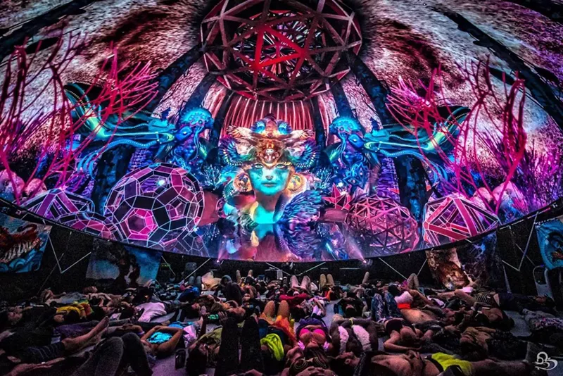 Image: An audience entranced by Android Jones's Samskara Returns!