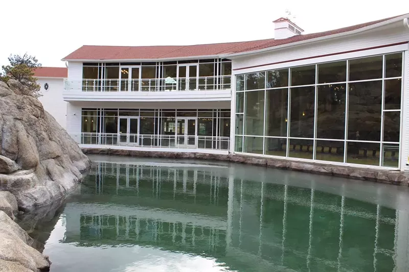 Image: The Pavilion Amphitheater wraps around a pond and granite rocks with waterfall features.