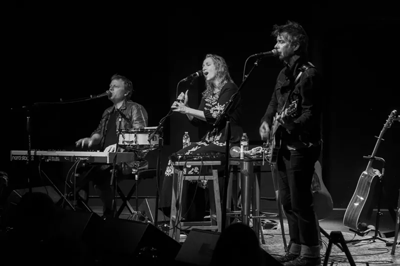 Image: Joan Osborne and her band at the Caribou Room in Nederland.