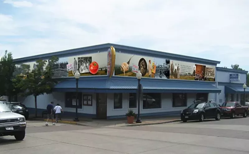Image: Century-Old Blue Parrot Restaurant Closes Ahead of Schedule