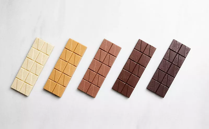 Image: Lineup of different colored chocolate bars