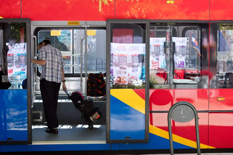 Image: 16th street free mall ride bus