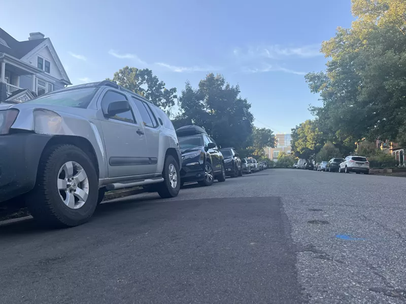 Image: cars parked no street