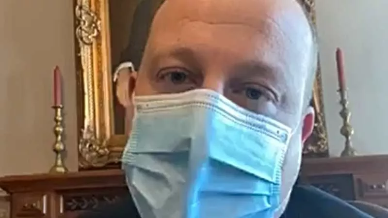 Image: Governor Jared Polis was wearing a mask while waiting in the White House for his meeting with President Donald Trump.