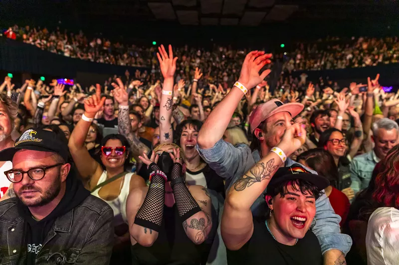 Image: amyl and the sniffers performing in denver