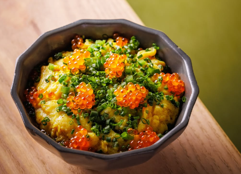 Image: scrambled egg topped with salmon roe