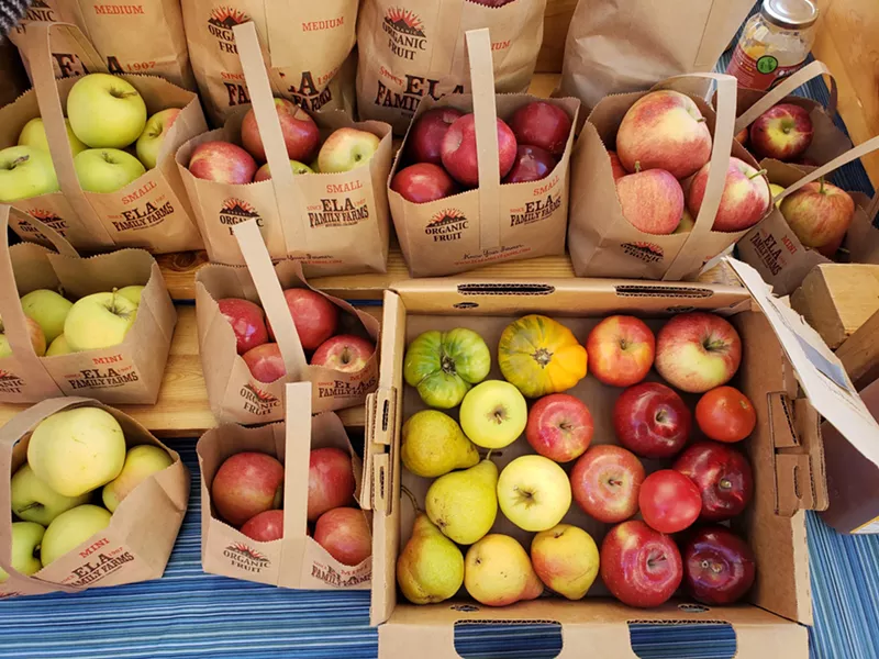 Image: Apples and pears from Ela Family Farms at the farmers' market.
