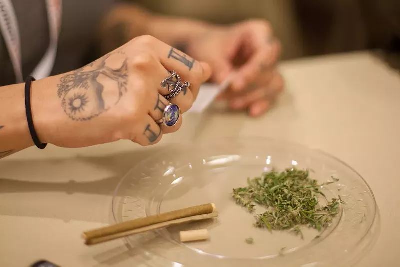 Image: Don't forget: It's female cannabis plants that grow the sweet and sticky stuff.