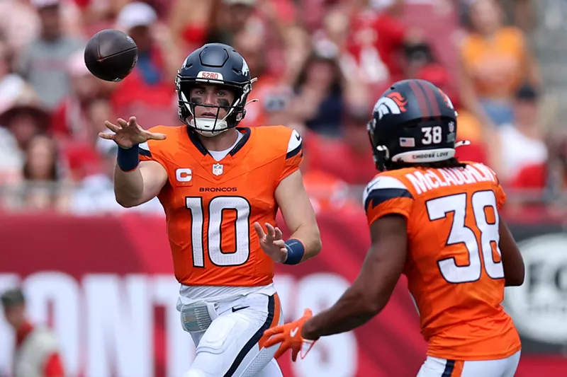 Image: Bo Nix throws pass to Denver Broncos running back