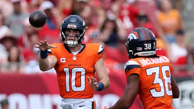 Bo Nix throws pass to Denver Broncos running back