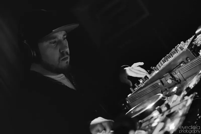 Image: Ulmo playing the first-ever FringeWorthy night.