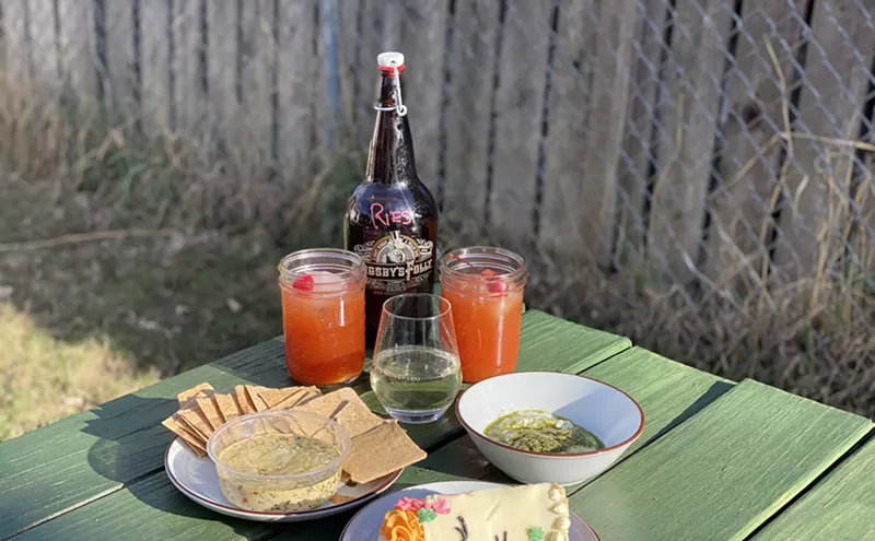 Image: Happy Hour at Home With Bigsby's Folly Wine Growlers and Grub
