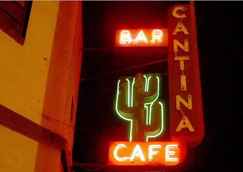 Image: the neon sign outside el chapultepec