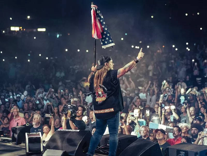 Image: lynyrd skynyrd singer on stage