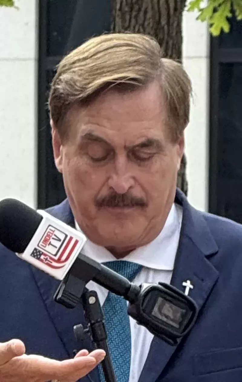 Image: Mike Lindell in prayer before his defamation trial began on Monday in a Denver federal courthouse