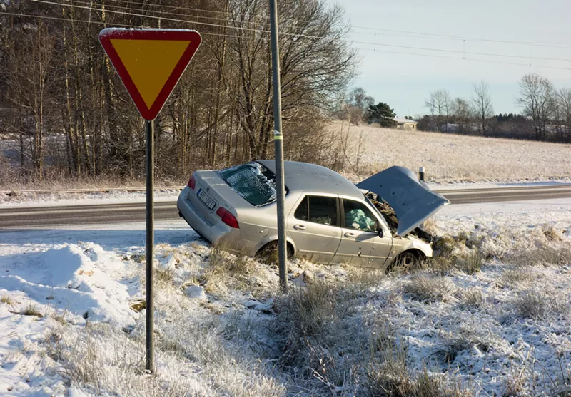Image: car crashes into snowy hill