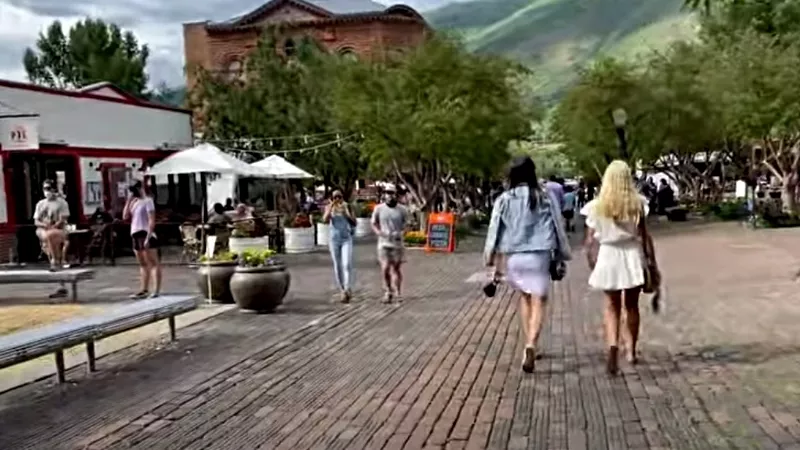 Image: A stroll through downtown Aspen, where masks are required at indoor spaces again under a new Pitkin County Public Health order.