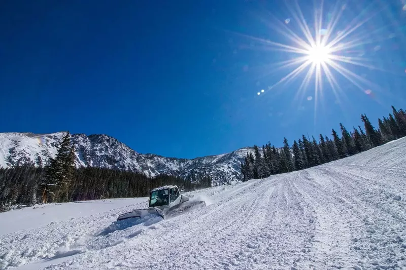 Image: ski slope with machine, sky