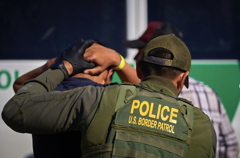 Image: Border patrol agent