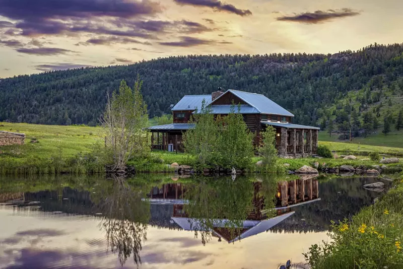Image: log home with mountains behind