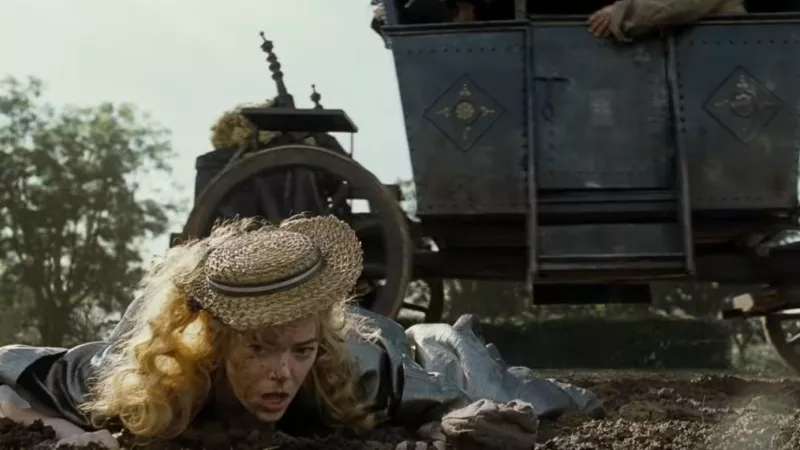 Image: Emma Stone getting dirty in The Favourite.