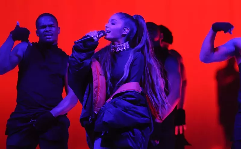 Image: Review: Ariana Grande's Set Designer Kept Her in the Dark at Pepsi Center
