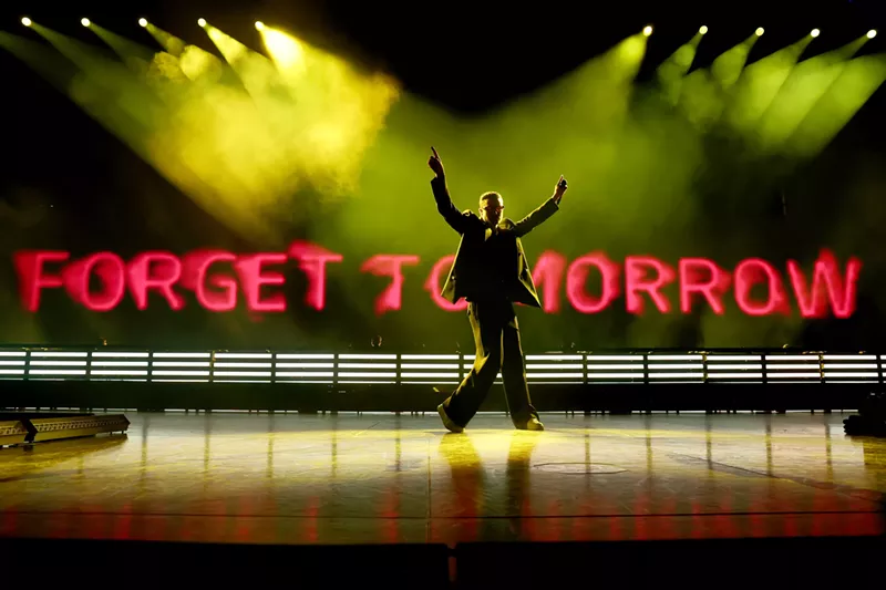 Image: Justin Timberlake dancing on stage