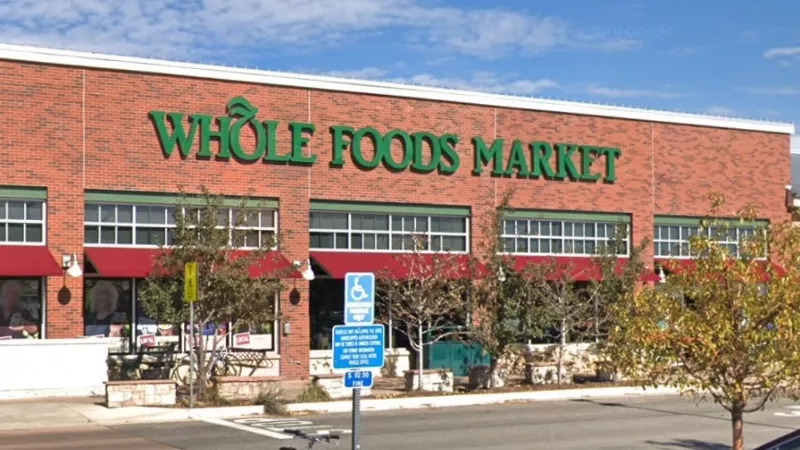 Image: The Whole Foods grocer at 2905 Pearl Street in Boulder has been declared a COVID-19 outbreak owing to sixteen positive cases among staff members.