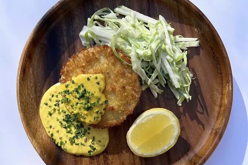 Image: A creamy fennel-apple salad alongside deep-fried celeriac topped with whole grain mustard