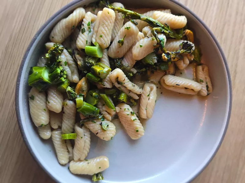 Image: pasta and broccoli on a plate