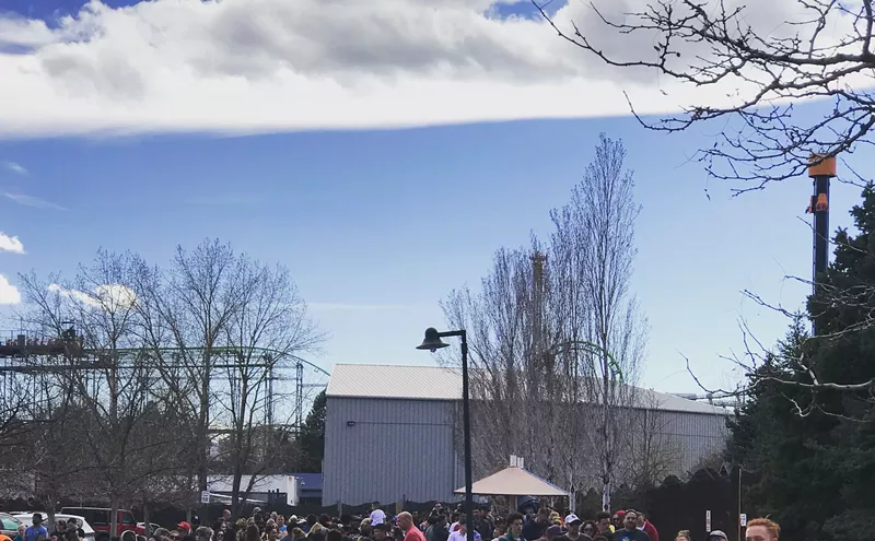 Image: Throngs Flood Elitch Gardens for Season Pass Holder Preview Weekend