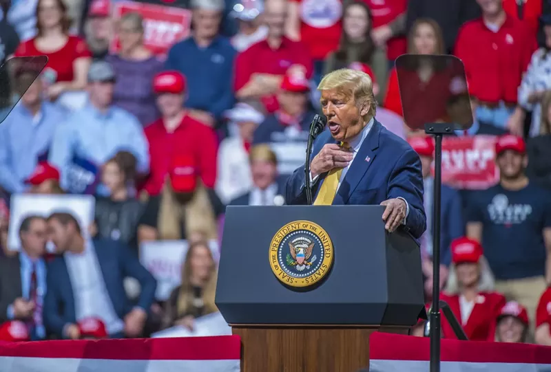 Image: Donald Trump before a crowd.