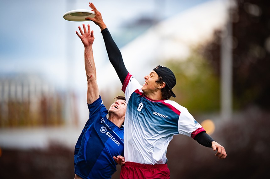 Alex Atkins of the Colorado Summit fights for the disc. - JONNY RED/@J.RED_PHOTOGRAPHY