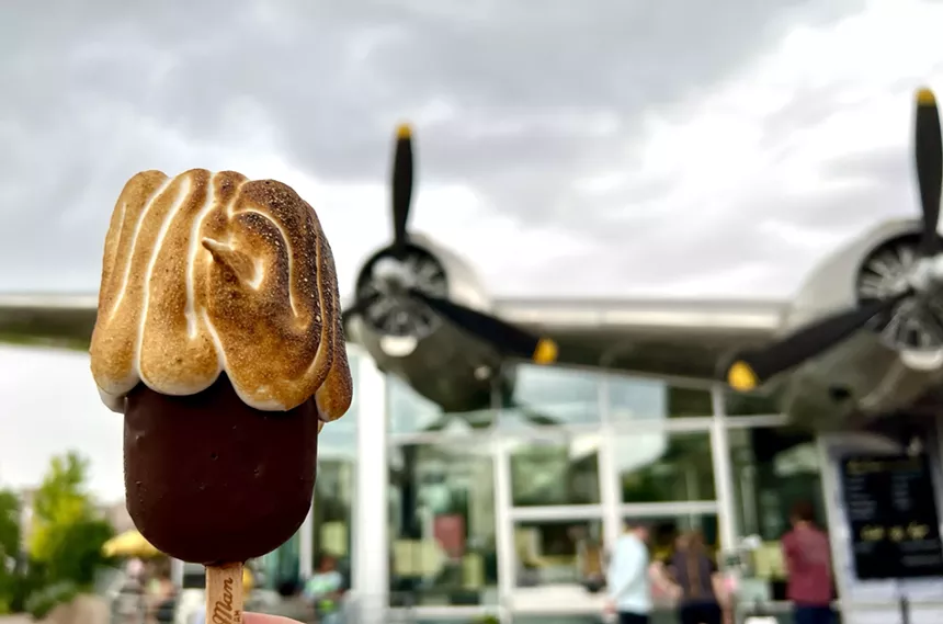 Аляскинское эскимо от Constellation Ice Cream в Центральном парке — это легкий десерт. - Стейси Берри