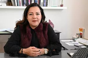 claudia moran sitting at museo de las Americas
