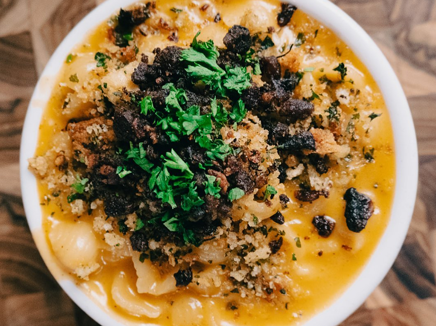 mac and cheese topped with breadcrumbs and parsley