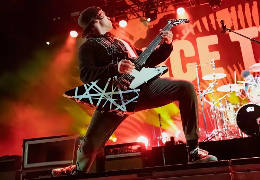 pierce the veil performing live