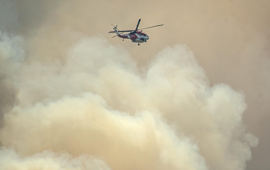 Helicopter flies into cloud of smoke during wildfire