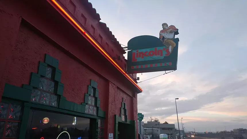A sign on the outside of a building that reads "Lincoln's"