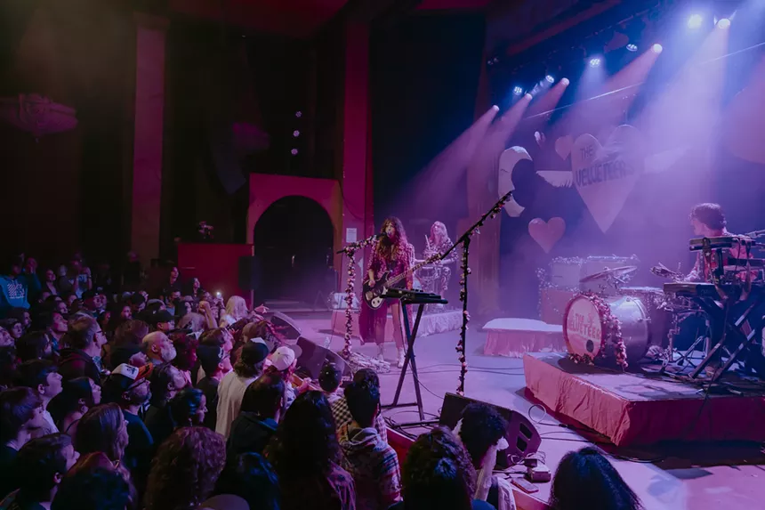 A photo showing the crowd and The Velveteers.