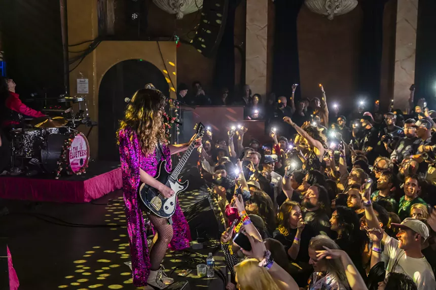 A photo showing the crowd and The Velveteers.