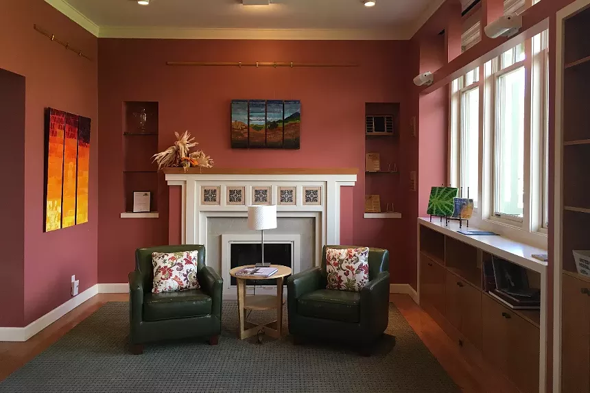 The lobby of the Dos Chappell bathhouse.