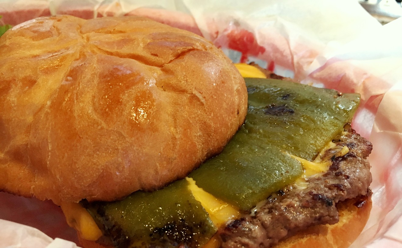 Green chile goodness on the Little Cricket burger.