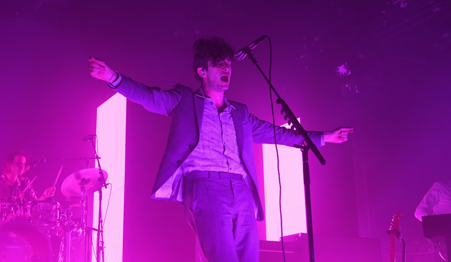 Settle Down and Meet the Grinning Fans of the 1975 Denver Denver