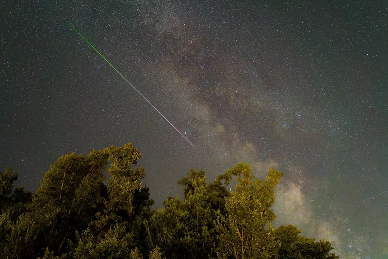 Image: A shooting star streaks across the sky