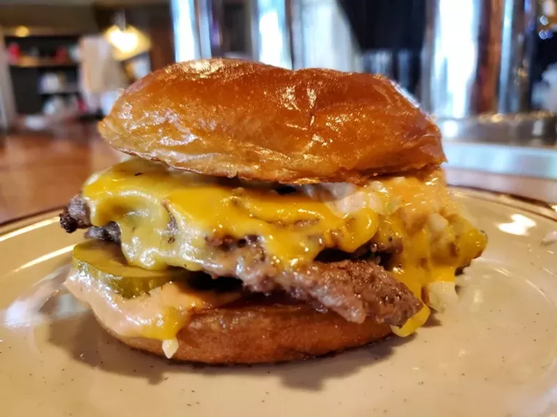 Image: A tantalizing hamburger dripping with cheese