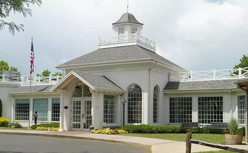 Image: White Fence Farm Will Close After 45 Years, 5 Million Chicken Dinners