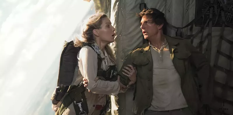 Image: Annabelle Wallis and Tom Cruise, neither apparently a mummy.