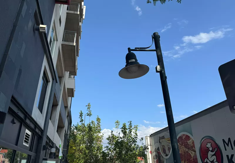 Image: Street light off during the day